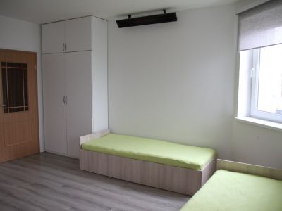 Obytná místnost  v dvoulůžkovém bytě k pronájmu v Pardubicích